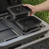 Person platziert Weber WORKS Edelstahl Aufbewahrungsbox auf Grilltisch