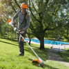 Person verwendet Stihl FSA 90 R Akku-Motorsense in Grünanlage
