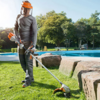 Person verwendet Stihl FSA 90 R Akku-Motorsense auf Rasen neben Pool