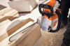 Professioneller Einsatz einer STIHL MSA 200 C-B Akku-Kettensäge beim Schneiden eines Holzbalkens