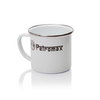 Weißer Petromax Emaille-Becher mit Logo auf glänzender Oberfläche