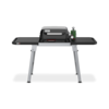 Weber Grilltisch mit ausziehbaren Seitentischen und modernem Grill in Studioansicht