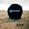 Schwarze Petromax Transporttasche für Dutch Oven auf sandigem Boden