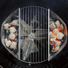 Weber Holzkohlegrill mit glühenden Char-Baskets für indirektes Grillen