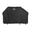 Schwarze Weber Premium Abdeckhaube Summit FS38 über einem großen Grill
