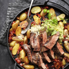 Gegrillte Steakstreifen mit Kartoffeln und Guacamole in einer Weber-Pfanne
