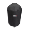Schwarze Weber Premium Abdeckhaube für Holzkohlegrill auf grünem Hintergrund