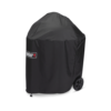 Weber Premium Abdeckhaube auf Master-Touch Holzkohlegrill in schwarz mit rotem Logo