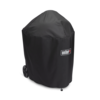Schwarze Weber Premium Abdeckhaube über einem Holzkohlegrill mit Weber-Logo