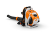 STIHL BRA 500 rückentragbarer Akku-Laubbläser in Orange und Weiß mit ergonomischem Tragsystem