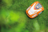 Stihl RMI 422 P Mähroboter arbeitet autonom auf grünem Rasen