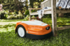 Stihl RMI 422 P Mähroboter auf grünem Rasen neben Holzgartenstuhl