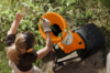 Person verwendet STIHL GHE 250 Gartenhäcksler zum Zerkleinern von Zweigen im Garten
