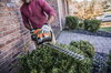 Mann verwendet STIHL HS 45 Heckenschere im Garten