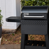 Weber Smoque Pelletsmoker mit angebrachtem Seitentisch im Freien