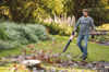Mann verwendet Stihl BGA 57 Akku-Blasgerät im Garten zur Laubbeseitigung