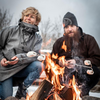 Zwei Personen rösten Marshmallows über einem Lagerfeuer mit Petromax Spießen