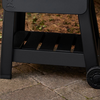 Weber Smoque Pelletsmoker mit robustem Ablageboden für Grillzubehör auf gepflasterter Fläche