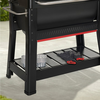 Weber Smoque XL Pelletsmoker mit Ablageboden und Grillzubehör auf Terrasse