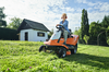 Ältere Frau auf STIHL RT 4082 Aufsitzmäher in einem Garten