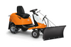 STIHL Aufsitzmäher mit Schneeräumschild und Schneeketten auf neutralem Hintergrund