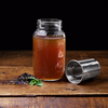 O'Donnell Mason Jar mit Tee und Metall-Teesieb auf Holztisch