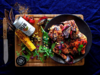 Gewürztes Hähnchen mit Cape Herb Rub Caribbean Jerk auf Holzbrett mit Gemüse