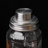 O'Donnell Shakerdeckel auf Mason Jar mit Logo und bernsteinfarbener Flüssigkeit