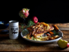 Gebratenes Hähnchen mit Cape Herb Rub Mediterranean Roasts auf rustikalem Tisch