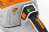 Nahaufnahme des Bedienfelds der STIHL MSA 300 Akku-Kettensäge mit digitaler Anzeige