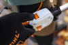 Person bedient Stihl KMA 120 R Akku-KombiMotor mit Handschuhen