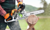 Person sägt Holz mit STIHL MS 231 Motorsäge im Freien