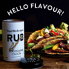 Cape Herb Rub Louisiana Cajun Gewürzdose vor Tacos auf dunklem Hintergrund