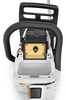 Detailansicht der STIHL MSA 300 Akku-Kettensäge mit Fokus auf Handgriff und Bedienfeld
