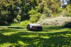 STIHL iMOW 4 Mähroboter mäht selbstständig einen sonnigen Garten