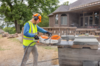 Professioneller Arbeiter verwendet STIHL TSA 300 Akku-Trennschleifer auf Baustelle