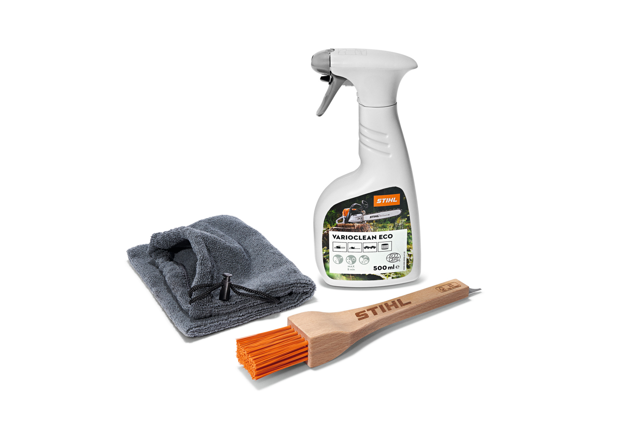 STIHL Reinigungsset mit Spray, Mikrofasertuch und Bürste auf weißem Hintergrund