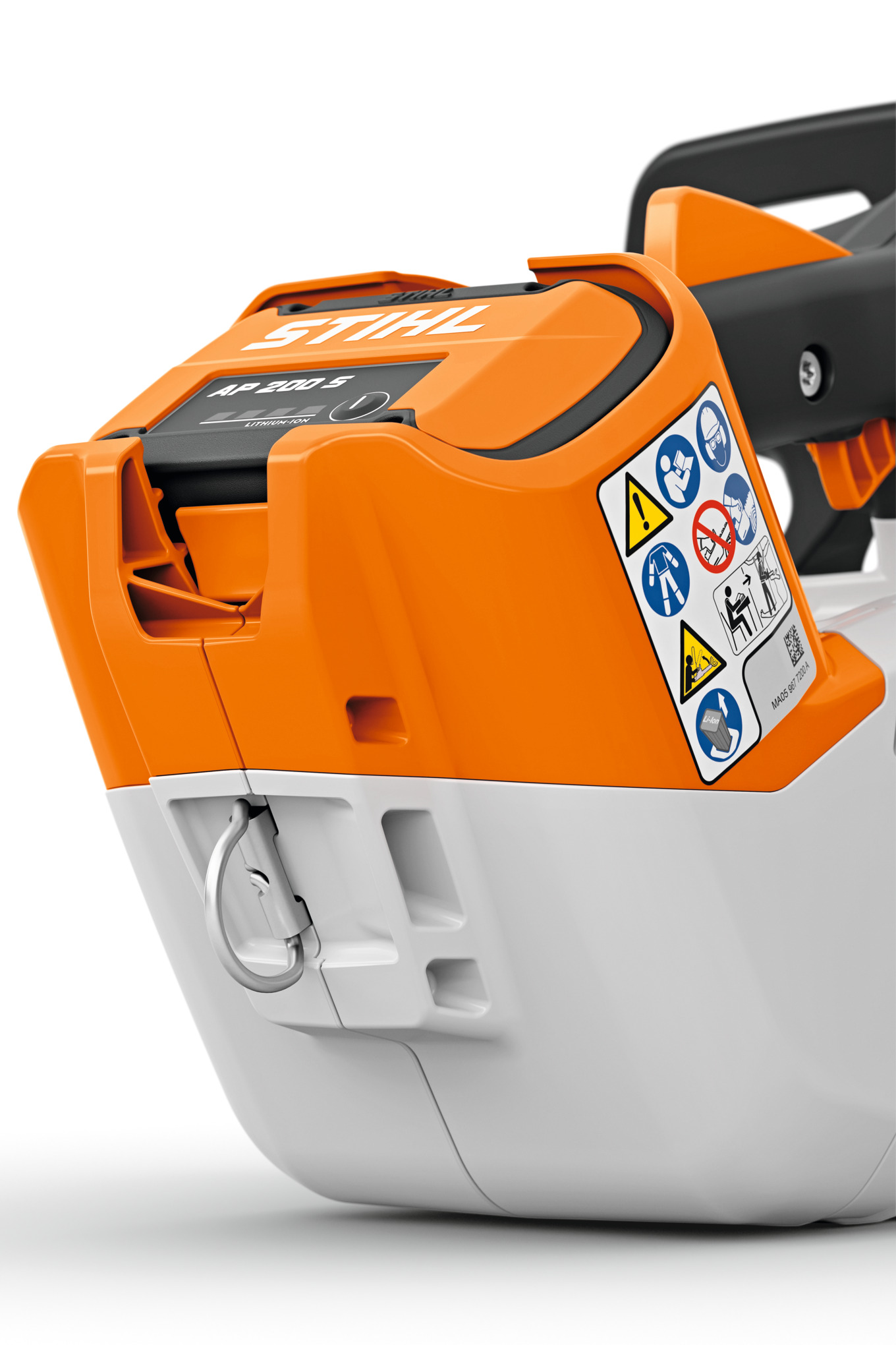 Detailaufnahme des Akkus einer STIHL MSA 190 T Motorsäge mit Sicherheitshinweisen