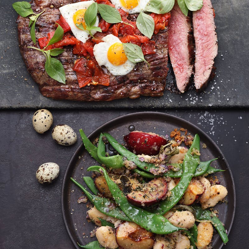 Gegrilltes Steak mit Eiern und Paprika, sowie ein Teller mit Meeresfrüchten und Gemüse