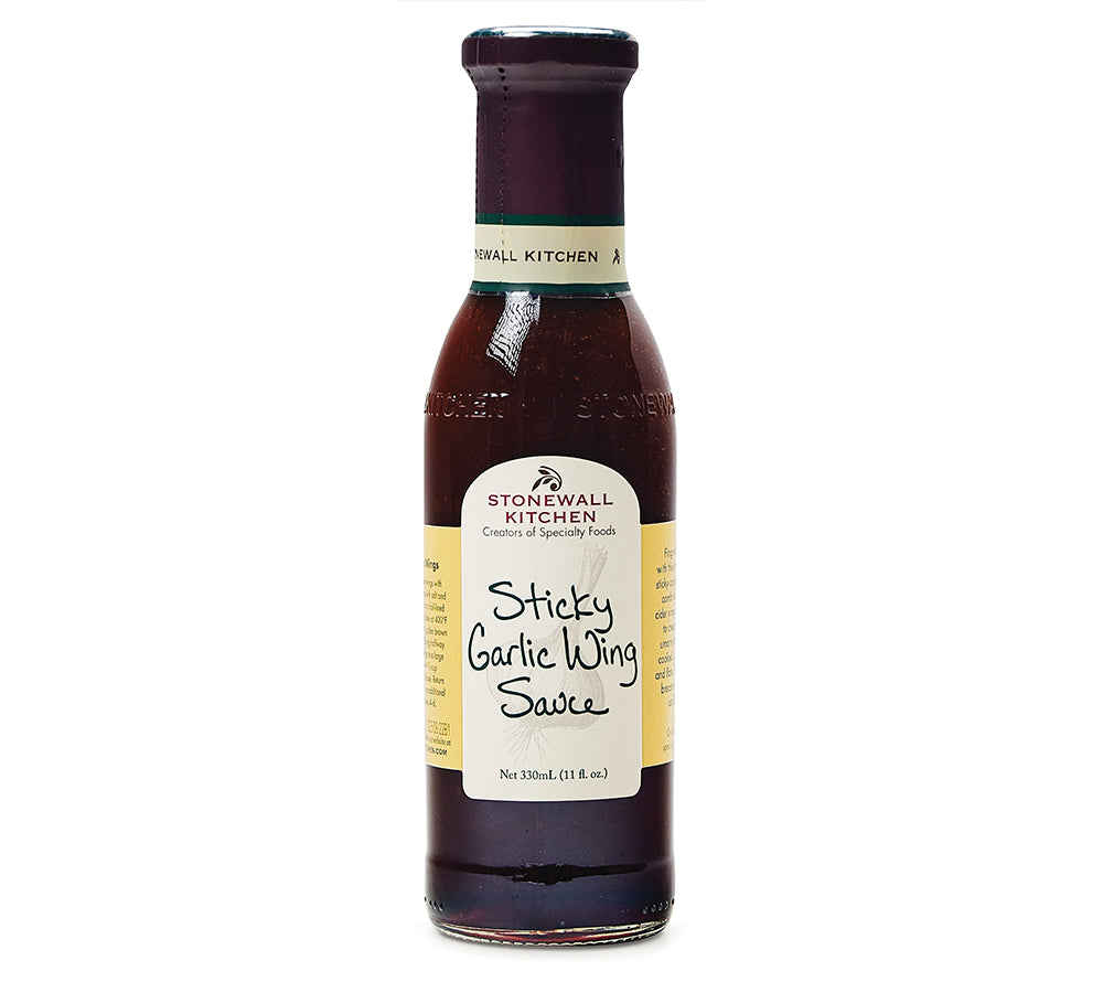 Flasche von Stonewall Kitchen Sticky Garlic Wing Sauce auf weißem Hintergrund