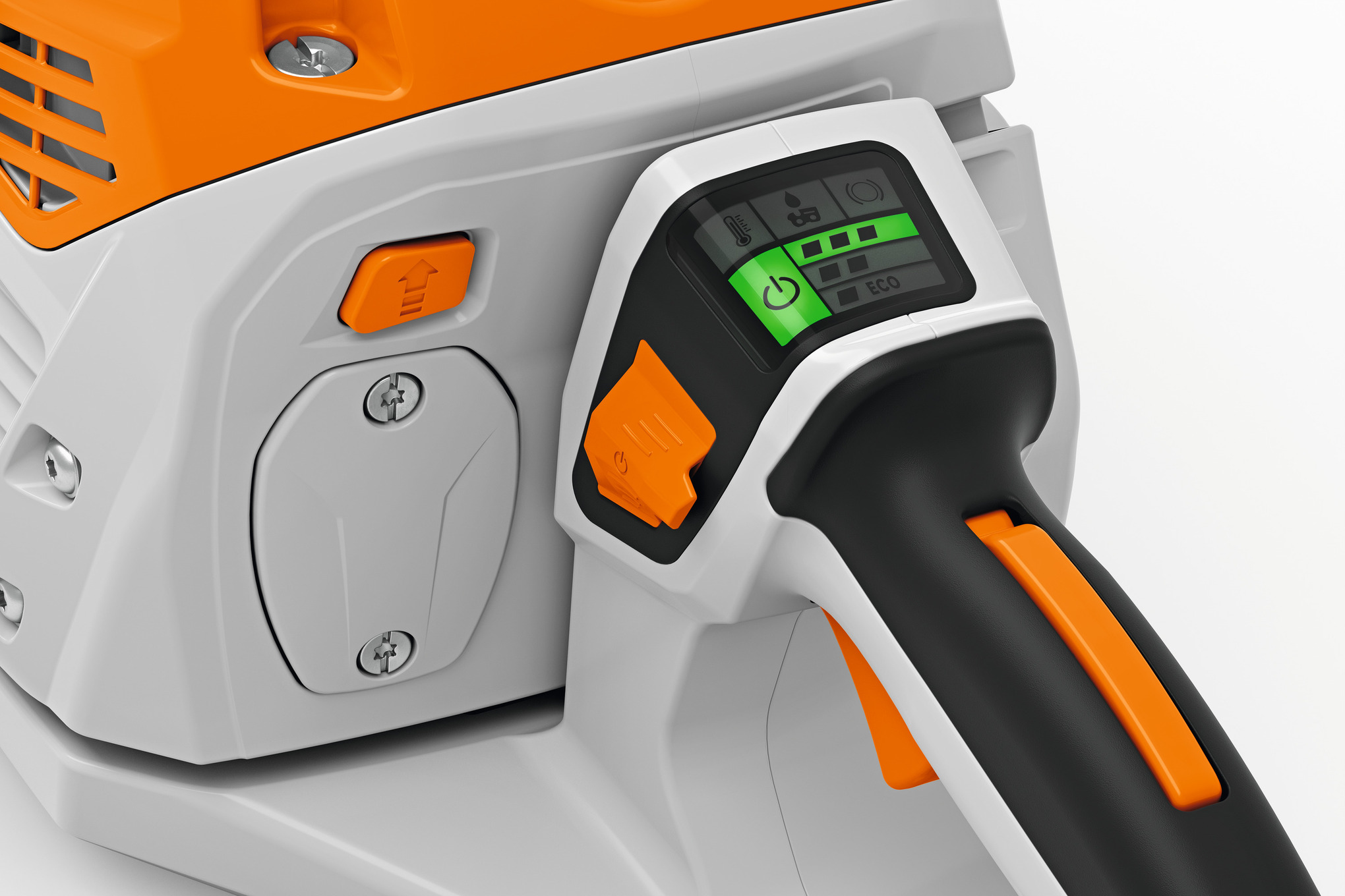 Nahaufnahme der Bedienelemente einer STIHL MSA 300 C-O Akku-Motorsäge mit digitalem Display