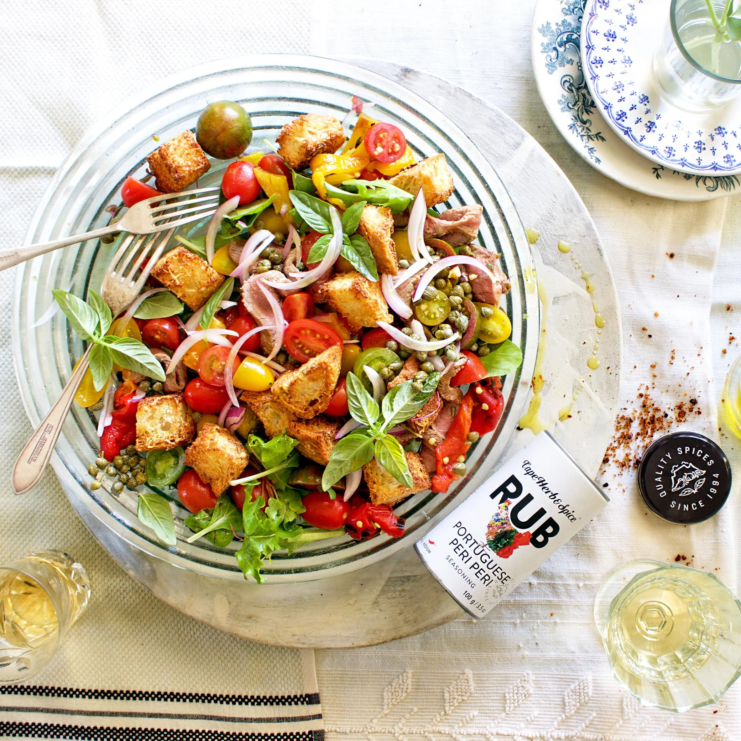 Frischer Salat mit Cape Herb Rub Portuguese Peri Peri Gewürz auf rustikalem Tisch