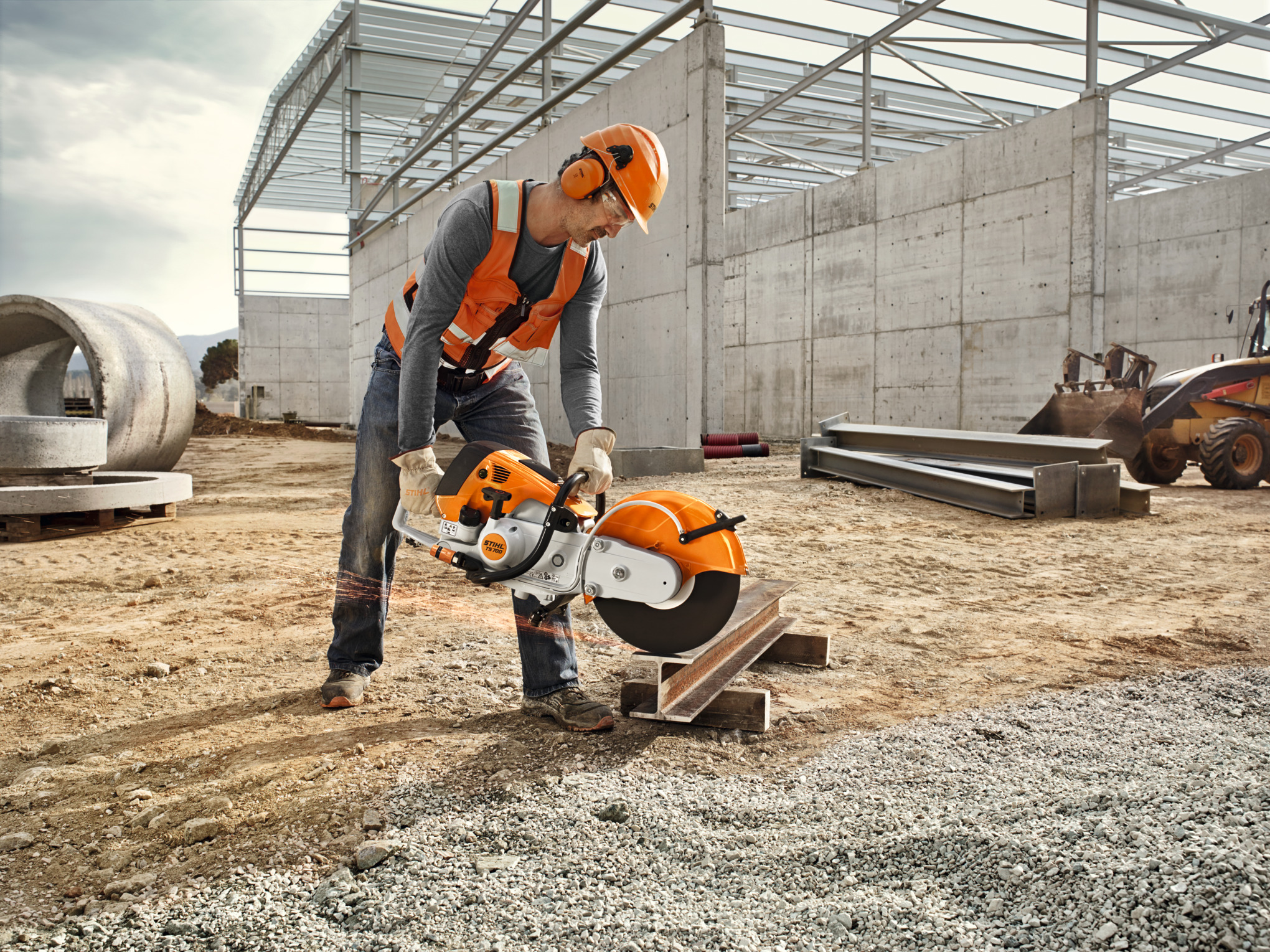 Professioneller Arbeiter benutzt STIHL Trennschleifer auf Baustelle