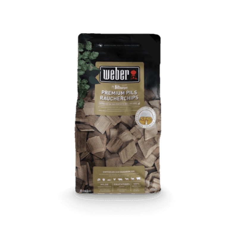 Packung von Weber Bitburger Premium Pils Räucherchips mit sichtbaren Holzchips und Markenlogos