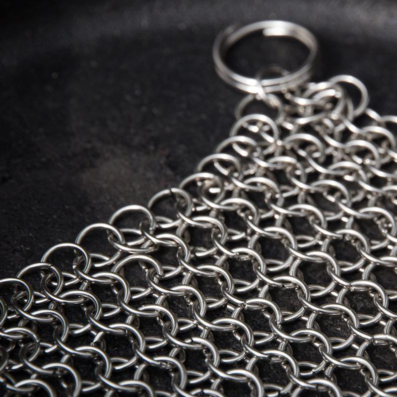 Detailansicht des Petromax Ringreinigers XL aus Edelstahl auf dunklem Hintergrund