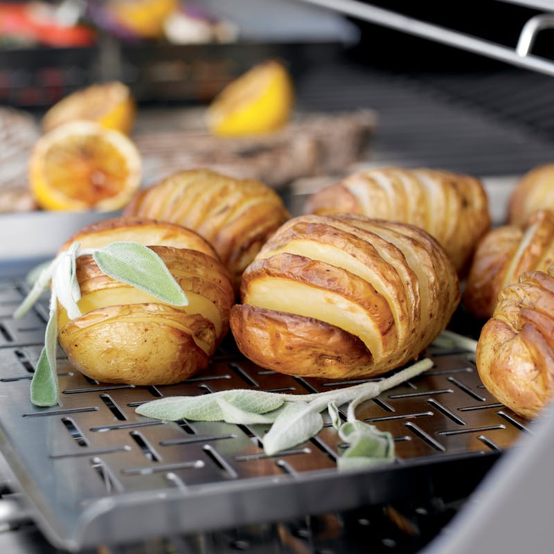 Gegrillte Kartoffeln mit Salbei auf einer Grillpfanne