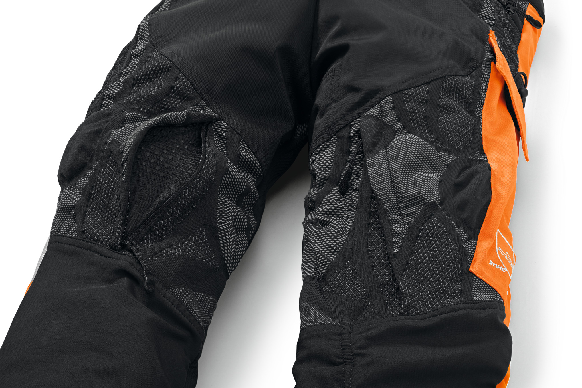 Detailansicht der STIHL Bundhose ADVANCE X-TREEm mit Fokus auf Schutz- und Komfortfeatures