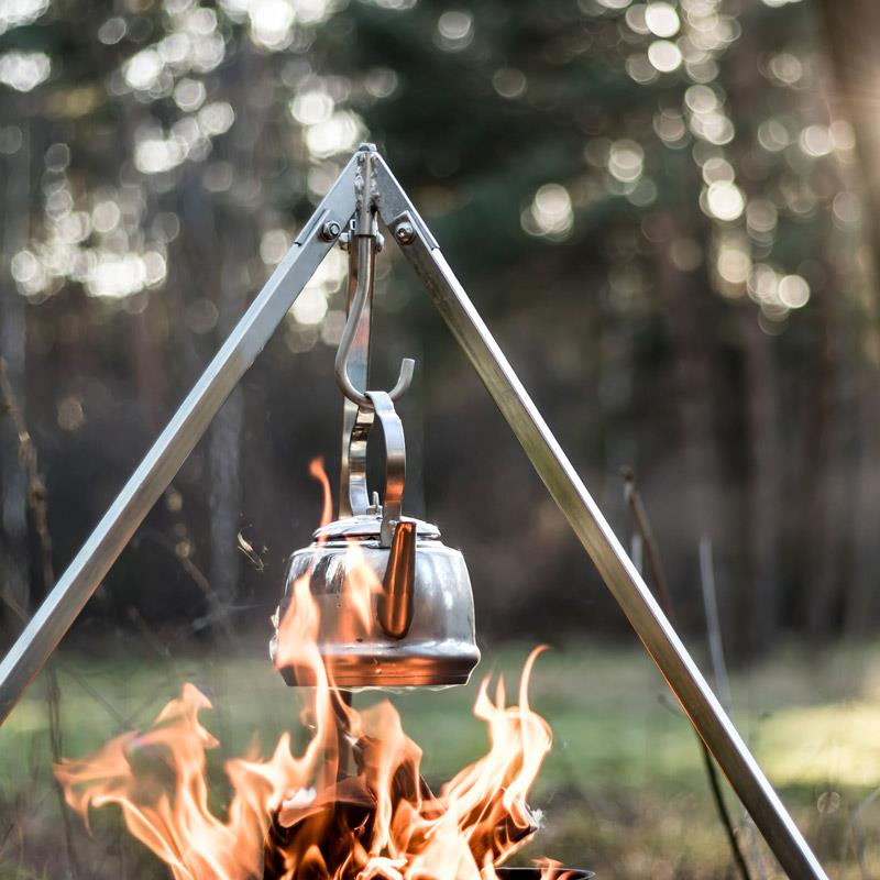 Petromax Teekessel tk1 über offenem Feuer im Wald