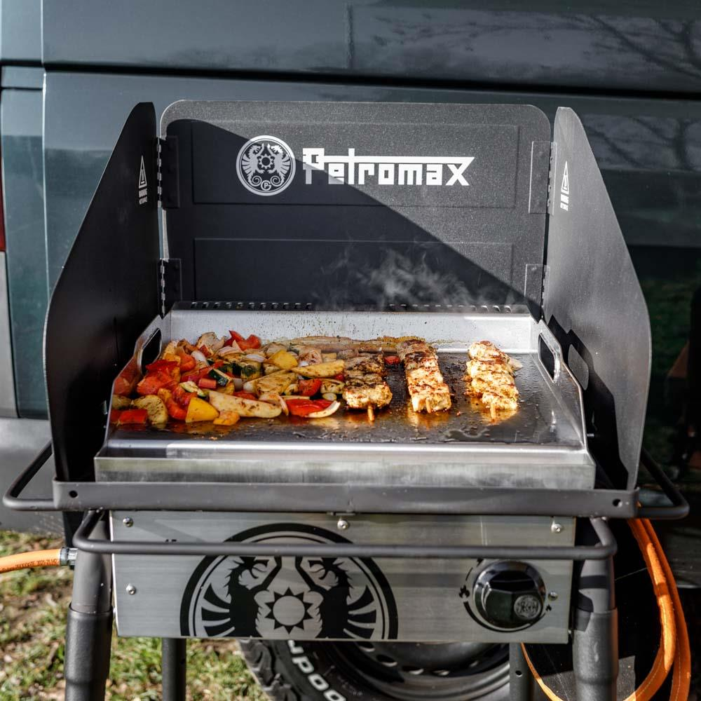 Petromax Plancha Grillplatte mit Fleisch und Gemüse im Freien