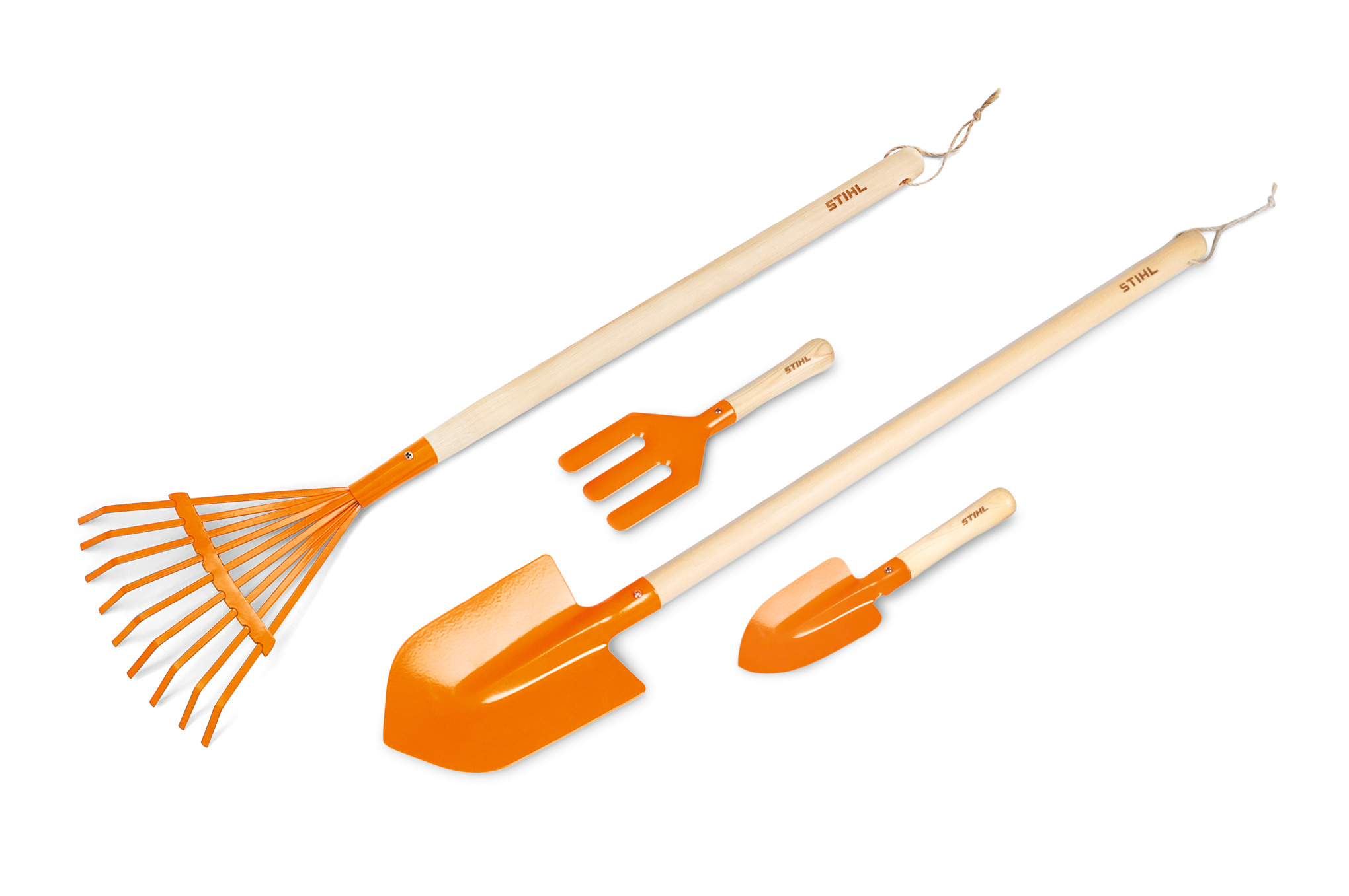 STIHL Kinder Garten-Set mit Schaufeln und Rechen auf weißem Hintergrund